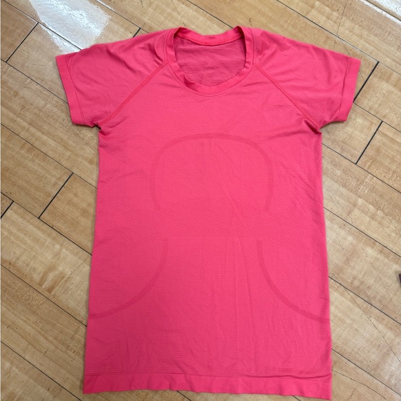 Bundle of Two Swiftly Tech Lululemon Shirts Hip Length - Picture 4 of 9